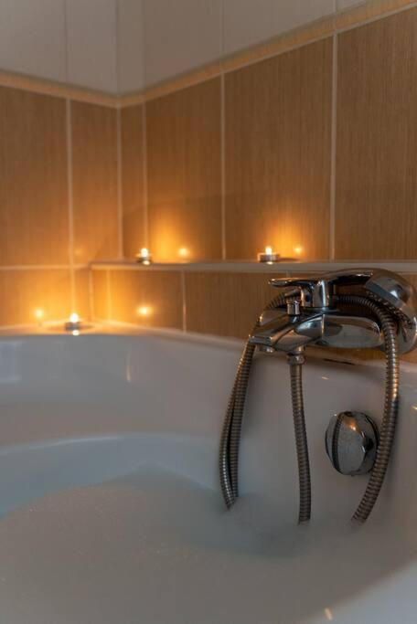 Spacious And Bright Flat Between Airport & Center Apartamento Budapeste Exterior foto