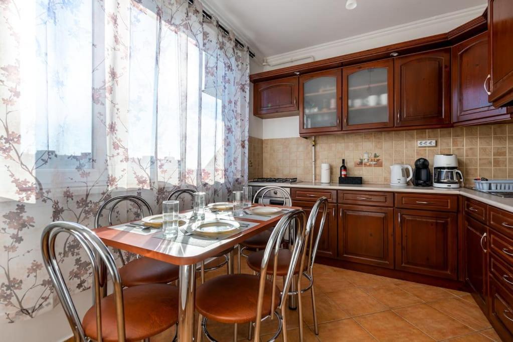 Spacious And Bright Flat Between Airport & Center Apartamento Budapeste Exterior foto