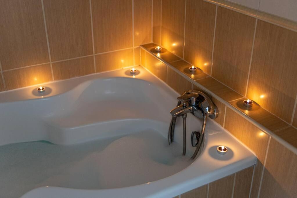 Spacious And Bright Flat Between Airport & Center Apartamento Budapeste Exterior foto