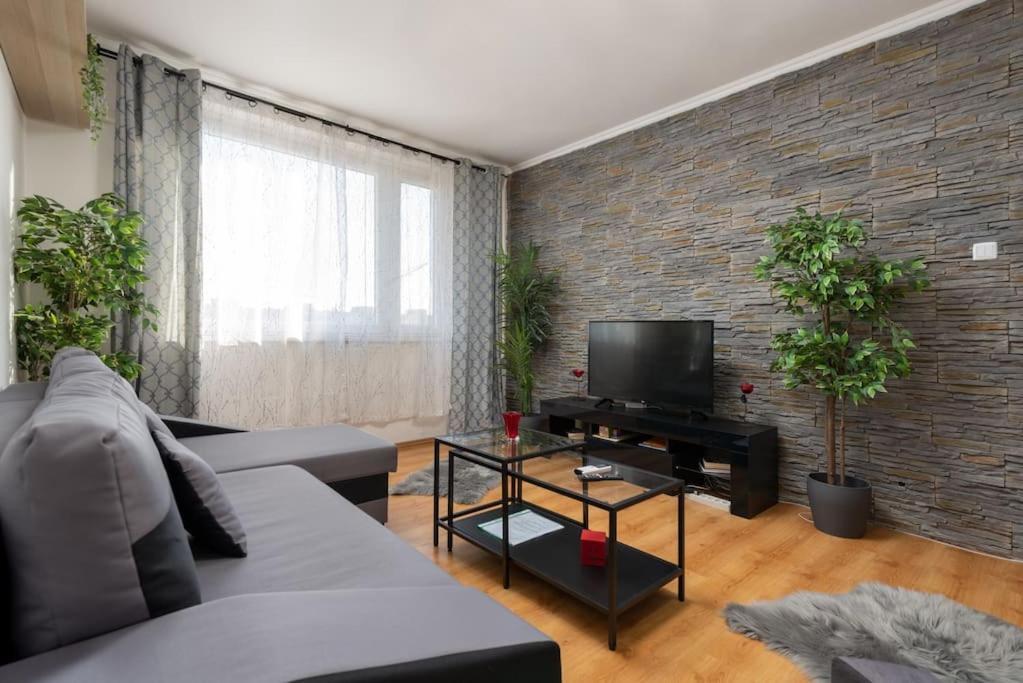 Spacious And Bright Flat Between Airport & Center Apartamento Budapeste Exterior foto