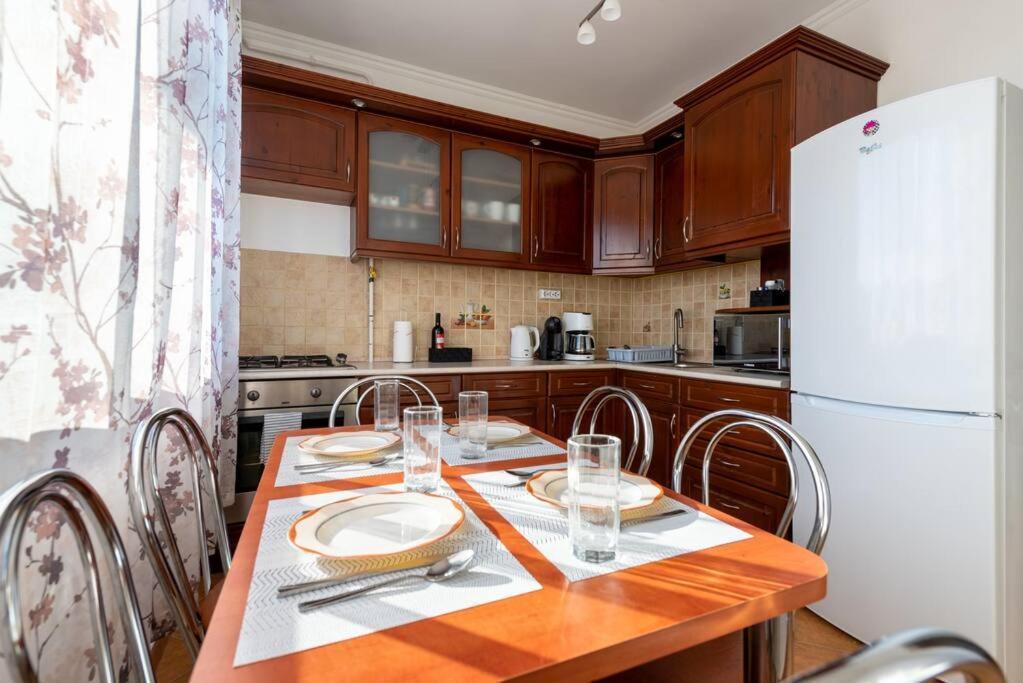Spacious And Bright Flat Between Airport & Center Apartamento Budapeste Exterior foto