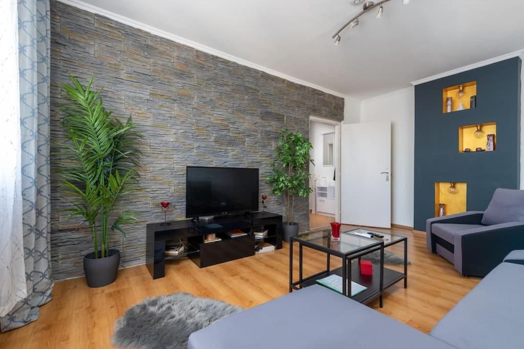 Spacious And Bright Flat Between Airport & Center Apartamento Budapeste Exterior foto